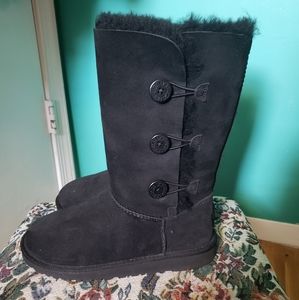Black Bailey Button Triplet Uggs